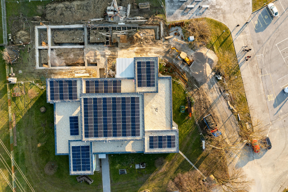 des panneaux solaires sur un toit plat en Suisse