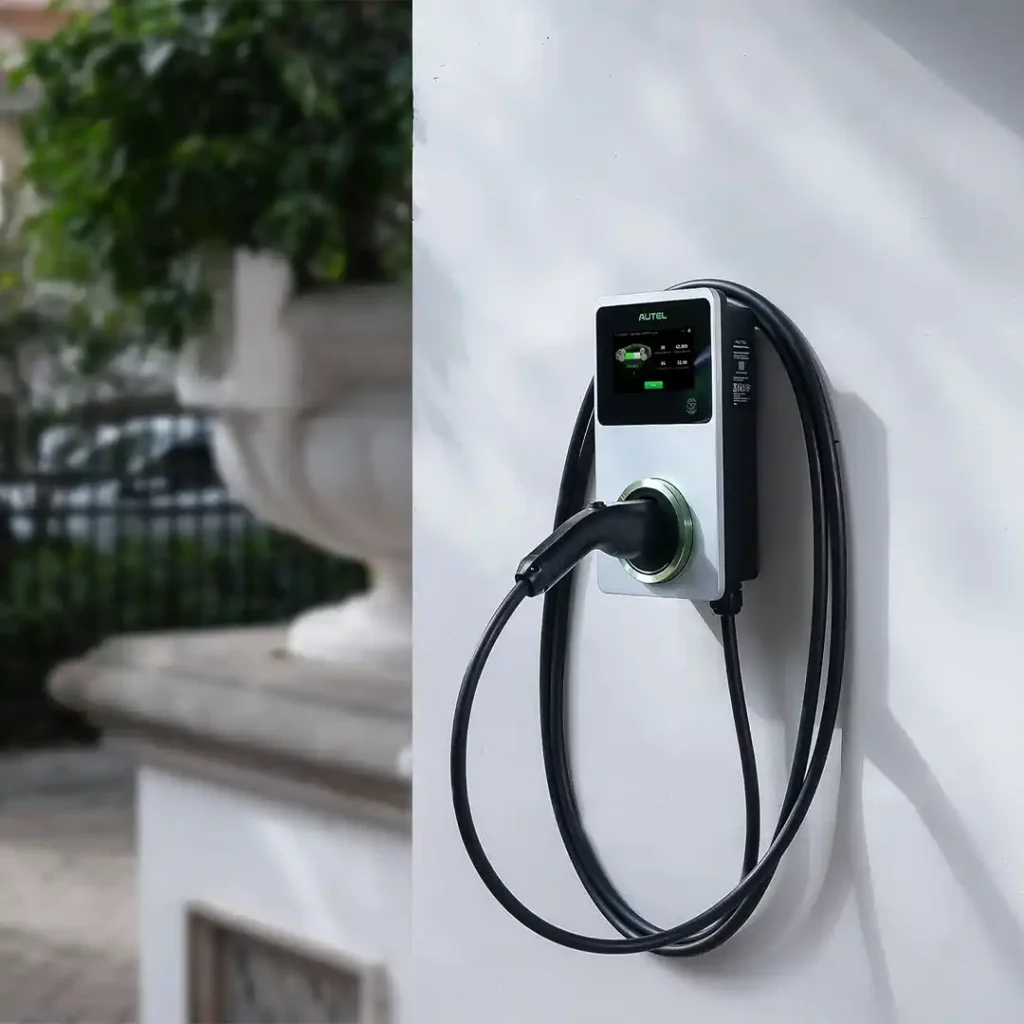 borne de recharge au mur d'une maison dans le garage