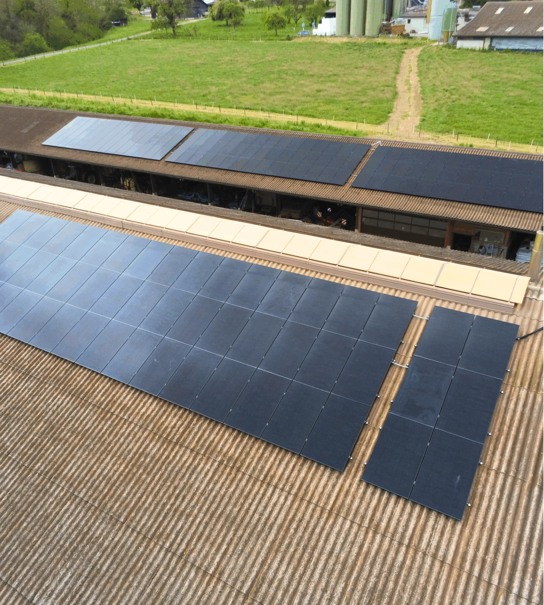 des panneaux solaires sur le toit d'un hangar agricole dans le canton de Neuchâtel