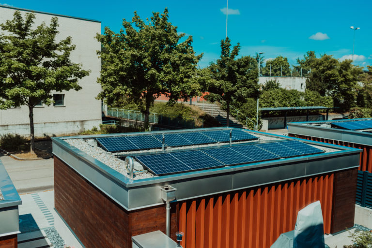 panneaux solaires sur un toit plat