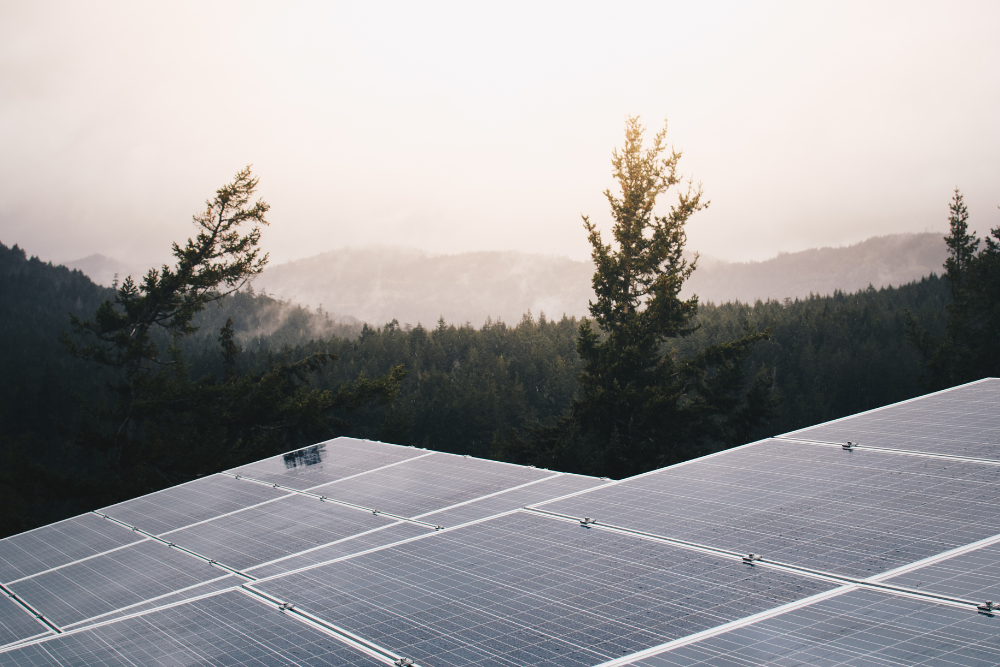 Une vue de panneaux solaires en montagne