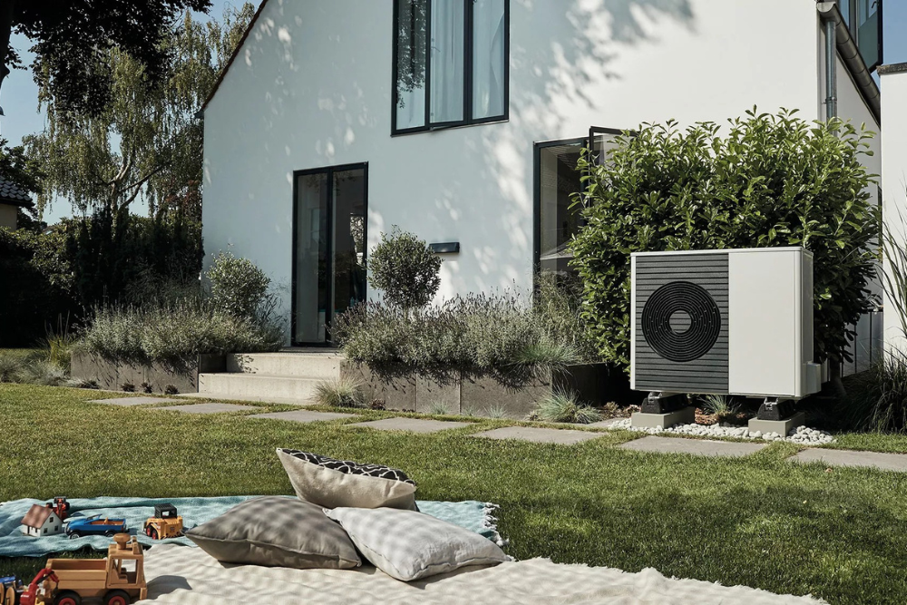 pompe à chaleur dans jardin maison suisse