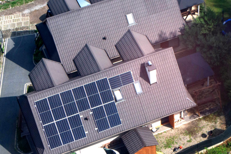 Toiture résidentielle équipée de panneaux solaires — installation La Maison du Solaire en Vaud